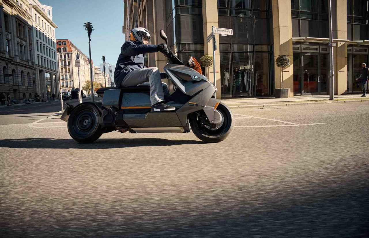 [動画] BMWの最新電動スクーター、CE 04が登場!! 現在メジャーブランドで1番ガチで電動化に取り組んでいるのは、BMWですね!!