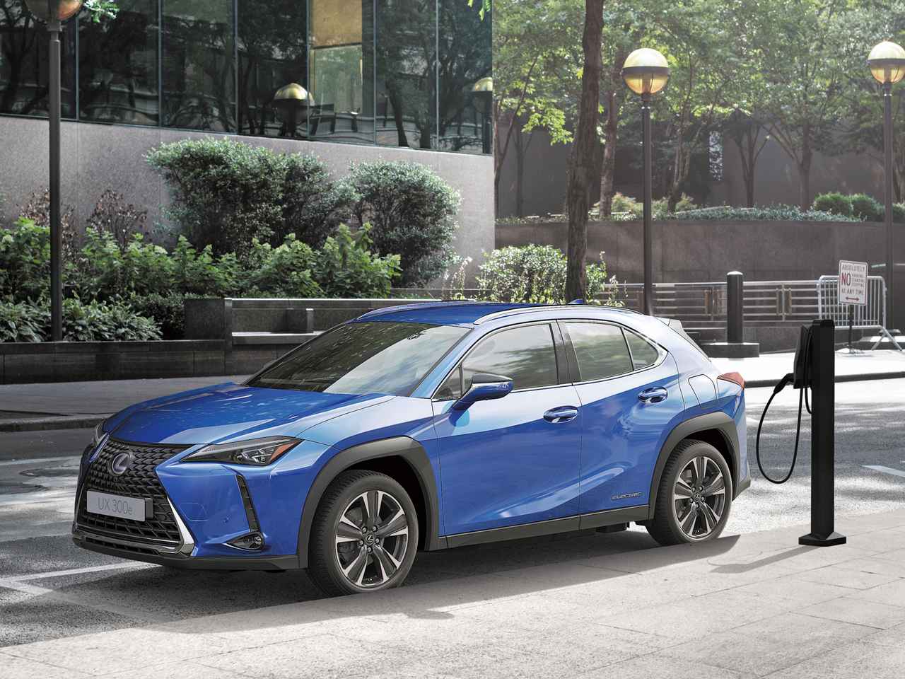 レクサスがブランド初の市販EVモデルとなる「レクサス UX300e」を発表
