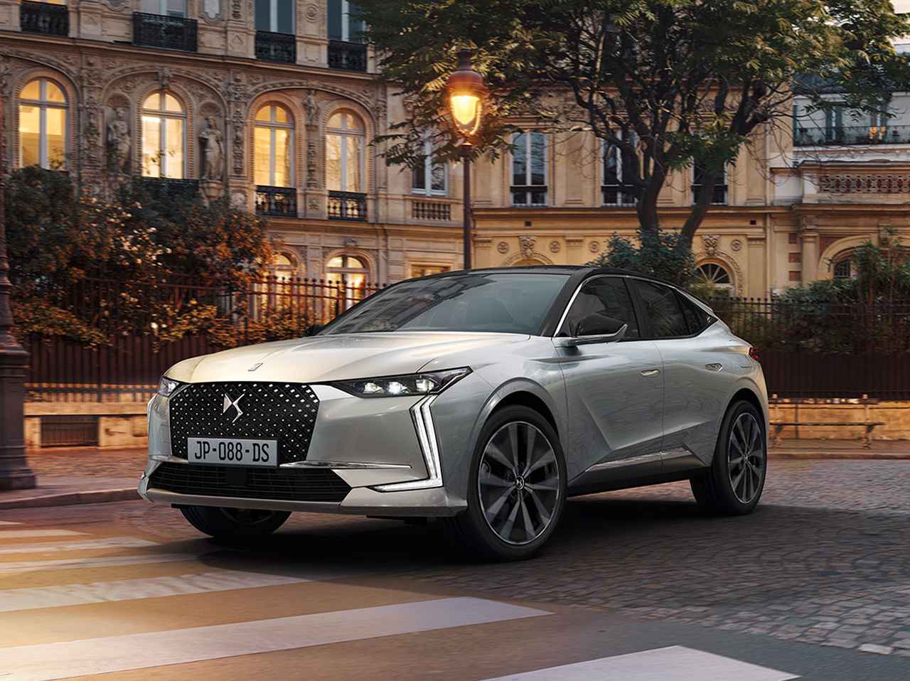 新世代DS第4のモデル。新型「DS 4」はガソリン仕様とPHEVを用意。さらにSUVタイプも