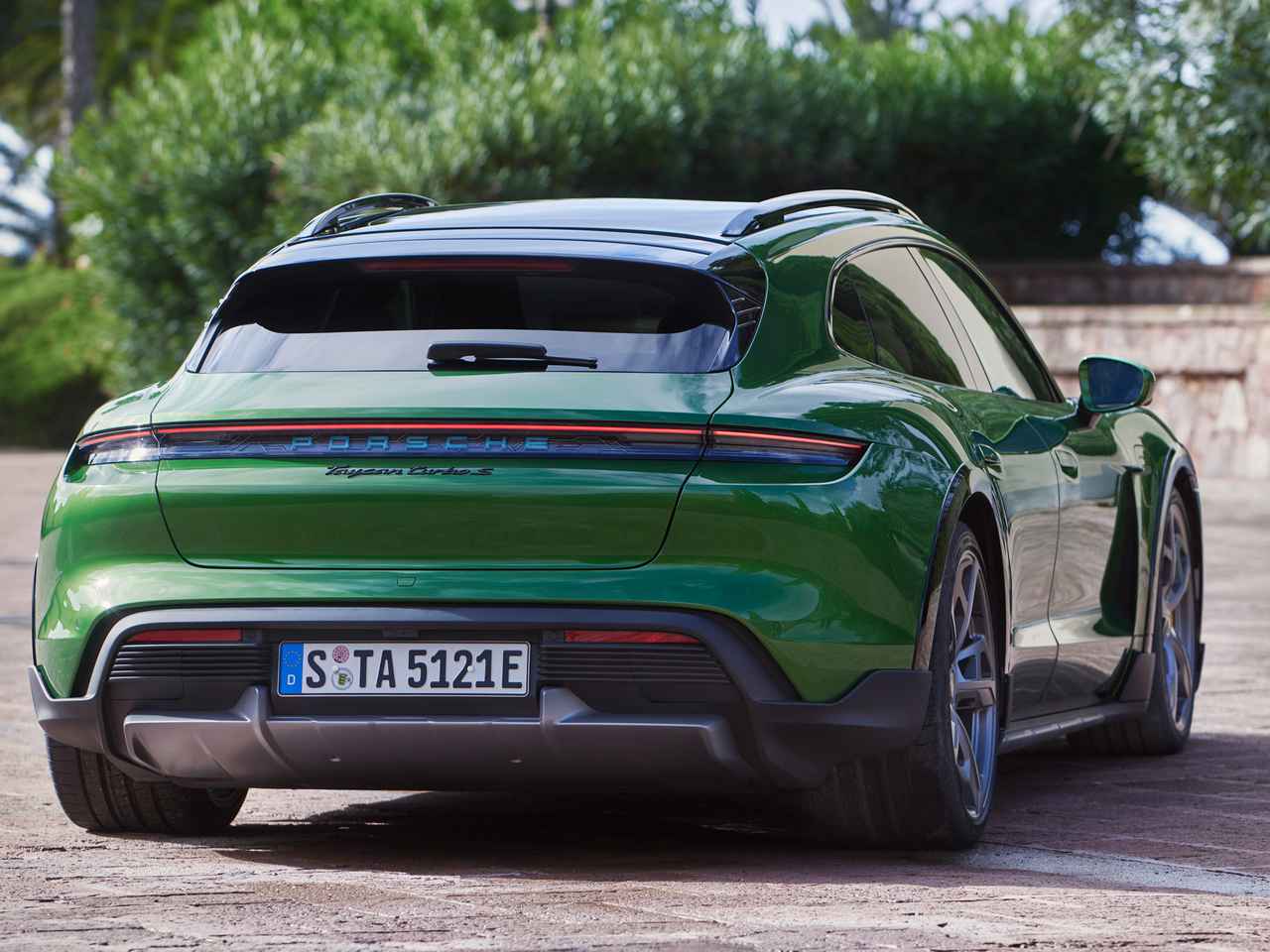 ポルシェ タイカンのSUV？「クロスツーリスモ」が日本デビュー。オフロードもイケるEVワゴン