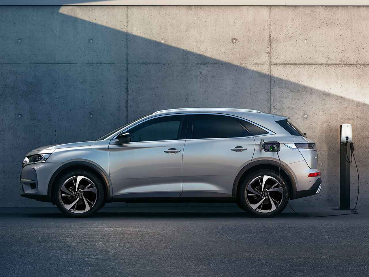 DS７クロスバックに4WDのPHEV（プラグインハイブリッド）「E-テンス4×4」追加設定