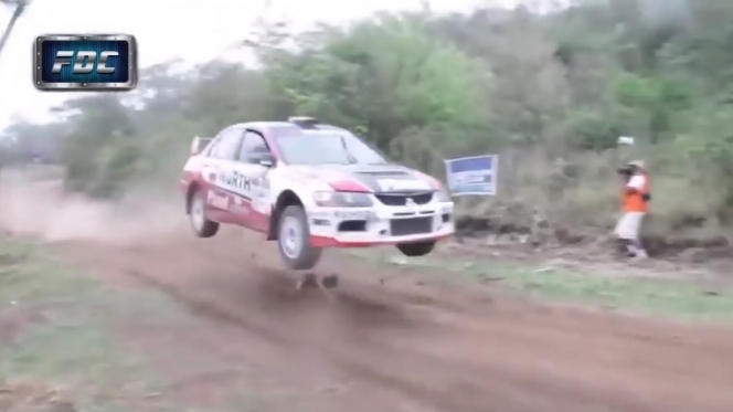 車はこんなにも飛ぶものなのか？！WRCラリー、スーパージャンプ集！