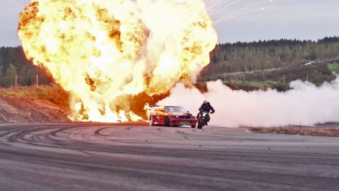 【動画】ド迫力！！R33スカイラインがバイクと炎の中でドリフトレース！