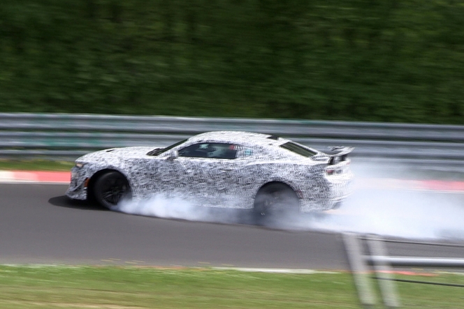 カマロ Z/28次期型、高速コーナーでまさかのクラッシュ！ドライバーの運命は！？