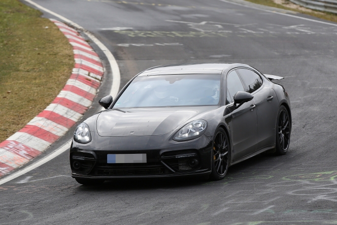 新デザインが露出！ポルシェ•パナメーラ次期型がニュルで高速テストを開始！