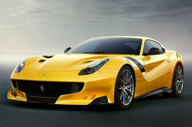 F12 ベルリネッタやR8等…ナビに従って狭すぎる道を通されるスーパーカー達！