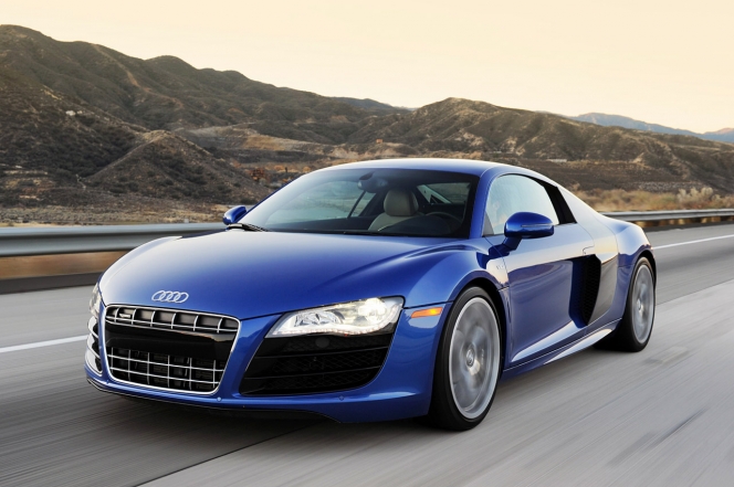 アウディ R8 vs ジープ グランドチェロキーSRT8 vs 日産 GTRの対決！果たして勝者は？