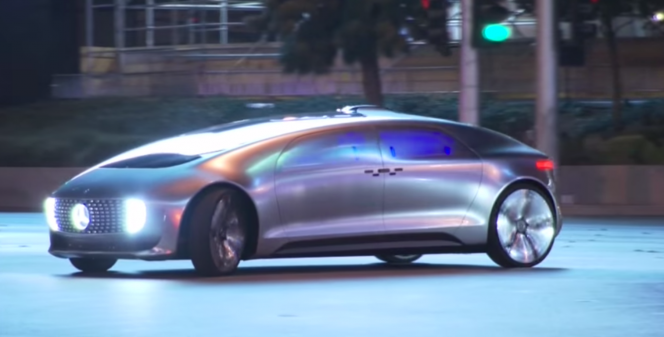 未来の車、メルセデス「F015」がアメリカで一般道を走行！