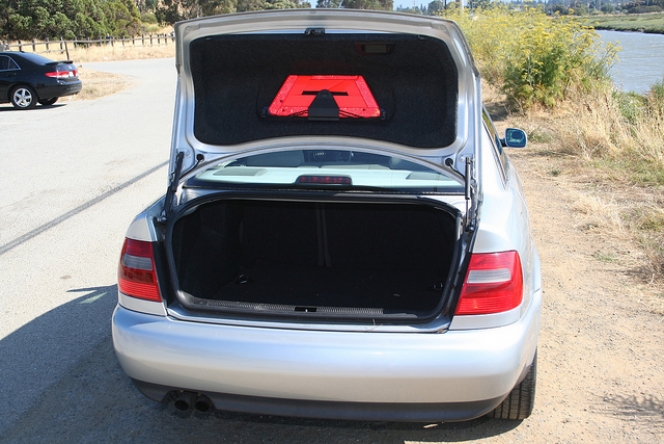 足で開けるトランクも？ハイテク化していく車のトランクの新しい開け方