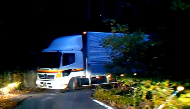 落ちたら死ぬような狭い酷道でトラックと遭遇！あなたならどうしますか？【動画】