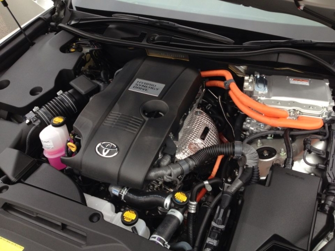 クラウンとカムリ…トヨタの高級ハイブリッドセダンならどちらを選ぶ？