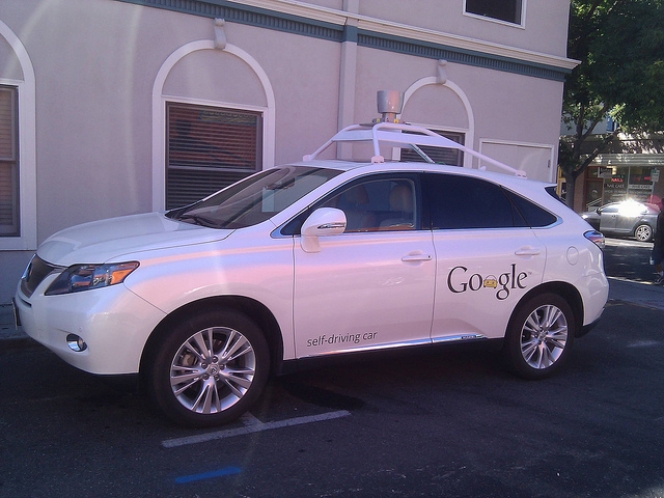 地元の警察官に停められたGoogleの自動運転車…その理由は低速度違反？