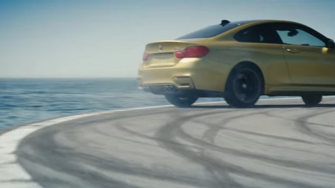 危ない！BMW M4が船上でドリフト？！スリル満点です！