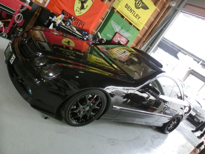 最高出力900馬力…ブラバスがドバイにて発表した黄金色のチューニングカーとは？