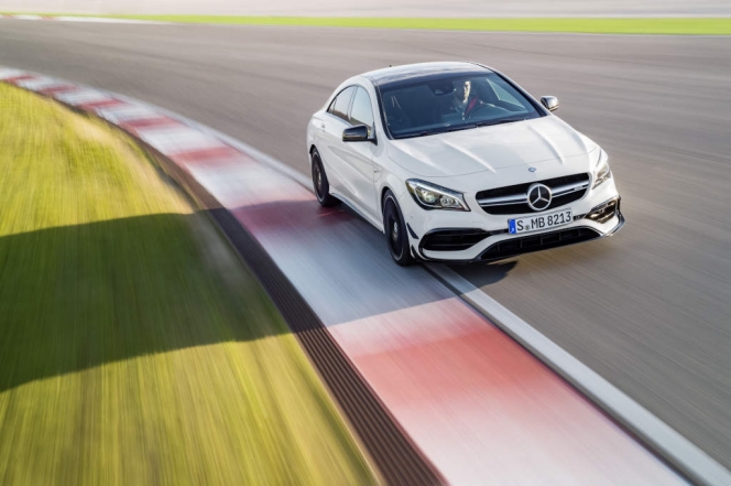 MercedesAMG CLA 45 4MATIC vs MercedesAMG CLA 45 4MATIC シューティングブレーク 対決！