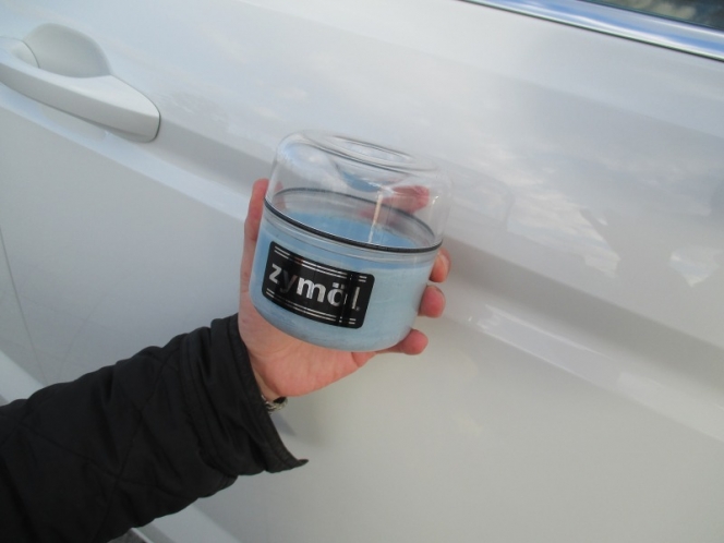 なぜワックスが必要なのか？車に濡れたような艶を与えるワックス掛けのコツとは？