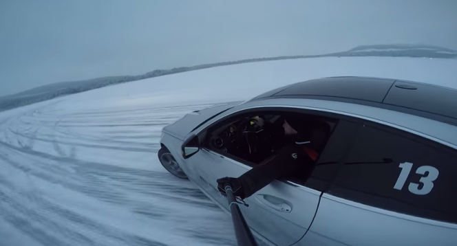 【動画】話題のセルカ棒でベンツ C63 AMGのドリフト自撮りしてみた