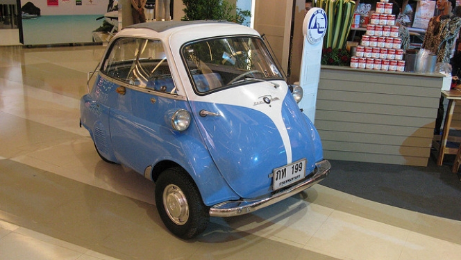 昔は車は前から乗っていた？！BMW イセッタとはどんな車？