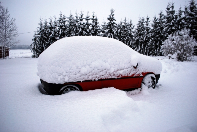 車に積もった雪を落とさずに走行する危険性とは？