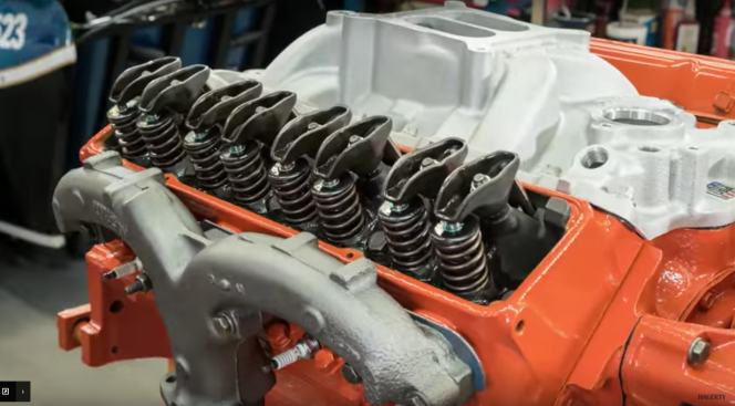 真っ黒く汚れたV8エンジンが綺麗に大変身！？解体・組み立て作業に密着！