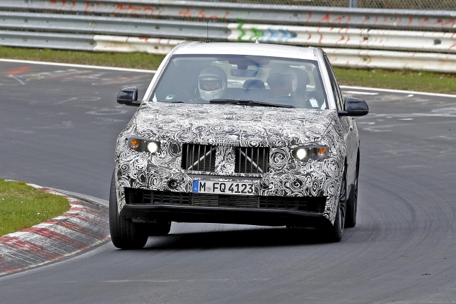 表情一変！BMW X5次期型、ニュルで高速テストをスタート!