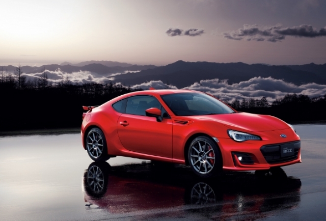 もしもあなたが独身貴族だったら、RX7等のスポーツカーとランクルなどのSUV、どちらを買う？