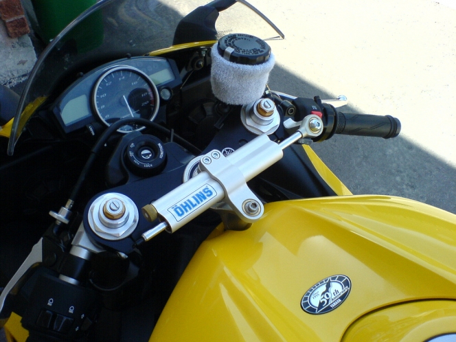 2輪のステアリングダンパーを4輪車でも利用する意味とは？