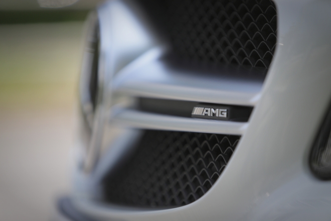 スタートボタンを押した瞬間に高まる鼓動、サウンド、振動…その全てで優越感を与えるメルセデスAMG