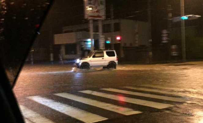 記録的大豪雨をもたらした台風…その中でも堂々と走っていた軽自動車とは？