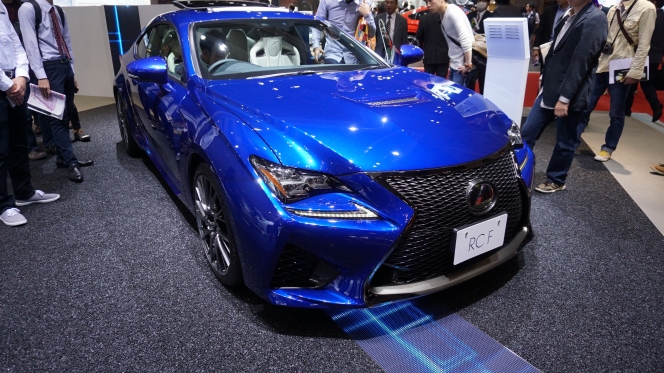 【東京モーターショー速報】鮮やかなブルーが目を引くレクサスRCFは、V8 5.0Lエンジンを搭載！