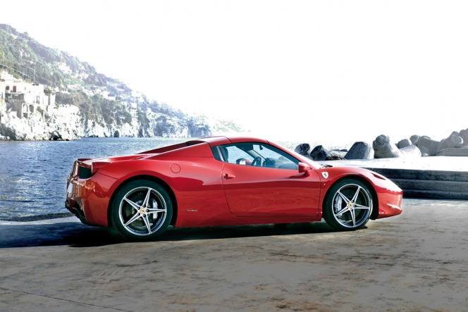 0100Kmの加速はわずか3秒！670馬力の最強のフェラーリ「488 スパイダー」が登場…その実力とは？