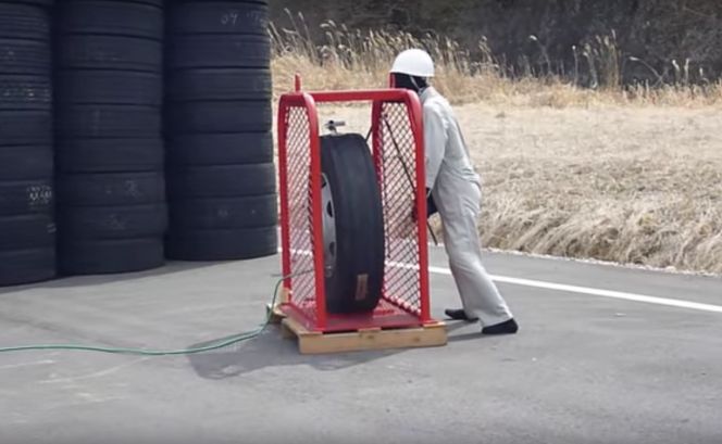 もはや殺人機？！タイヤバーストの衝撃は桁違い！【動画】