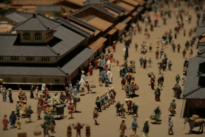 なぜ、ハンドルは左右についているの？えっ...ハンドルが真ん中の車もある？