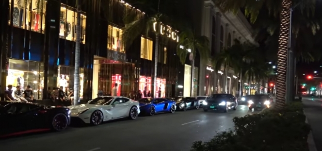 中国人、ロサンゼルスも庭の一つ？！魅惑の夜のLAをスーパーカーで走り回る