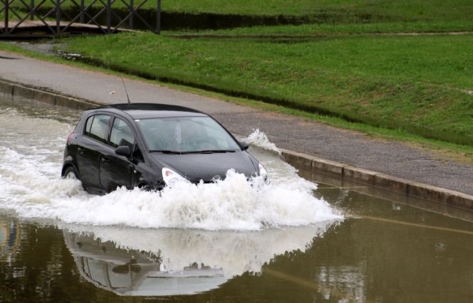 エンジンやテールなど…車はどこまで水に浸かっても平気なのか？
