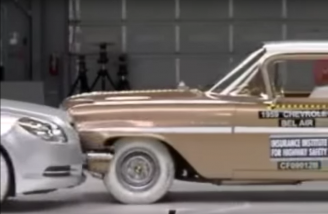 【動画】50年前の車と現在の車が衝突！果たしてどうなる？