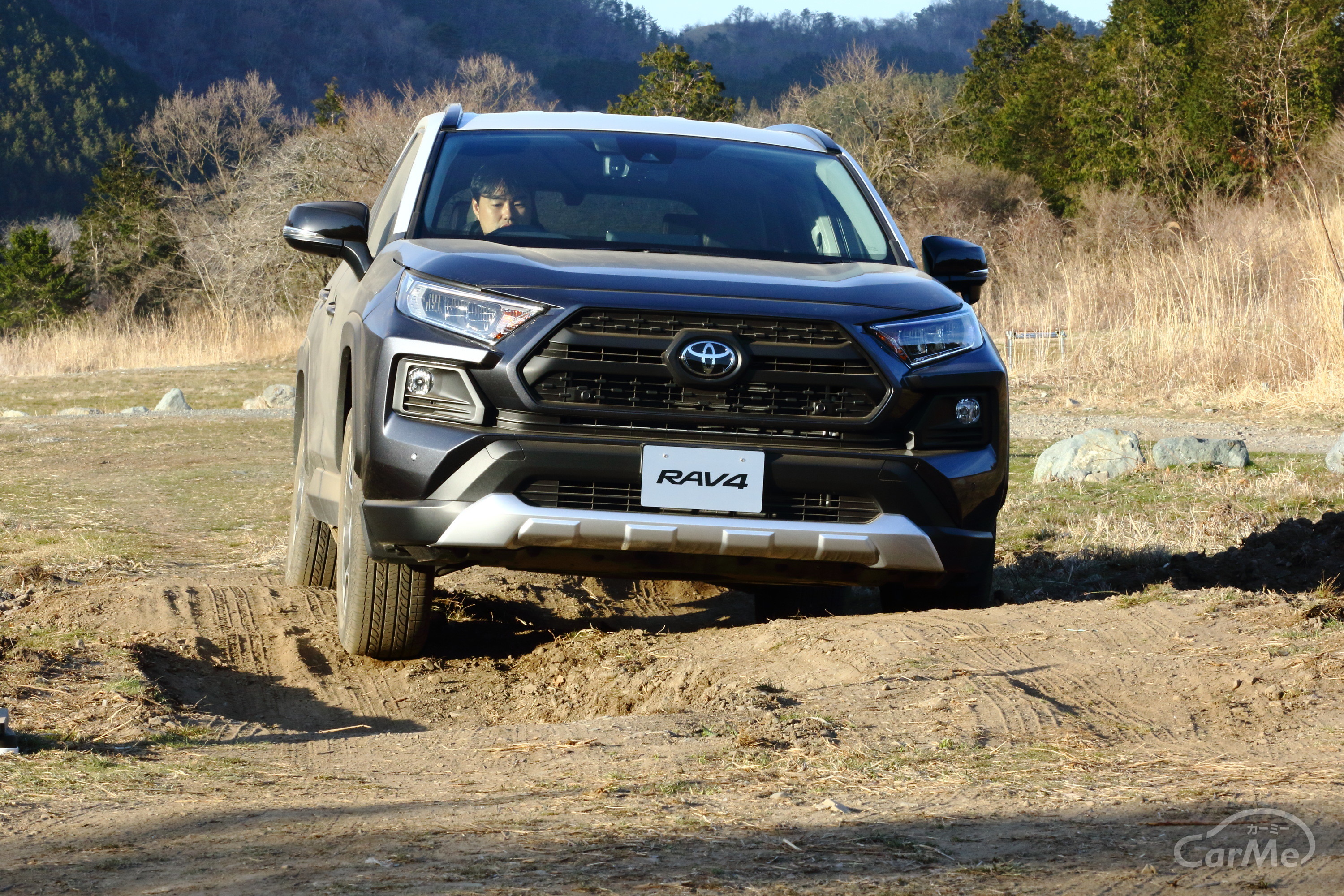 2.5Lエンジン222ps…武骨な力強い雰囲気で存在感あるトヨタ RAV4を試乗レビュー