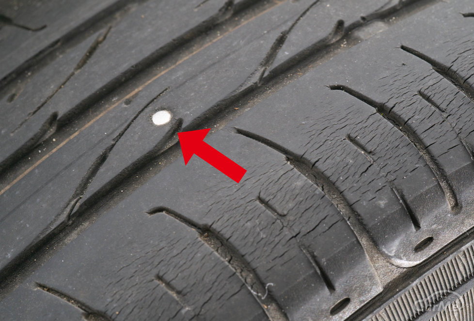 愛車のタイヤに釘が刺さっていたら、抜いたほうがいいの？
