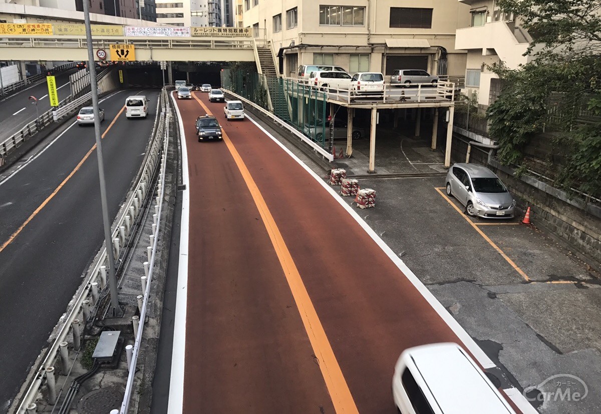 路面が赤い道路ってどういう意味？