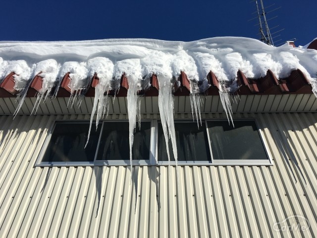 雪の重みで駐車スペースの屋根が潰れた！自動車保険でカバーできる？