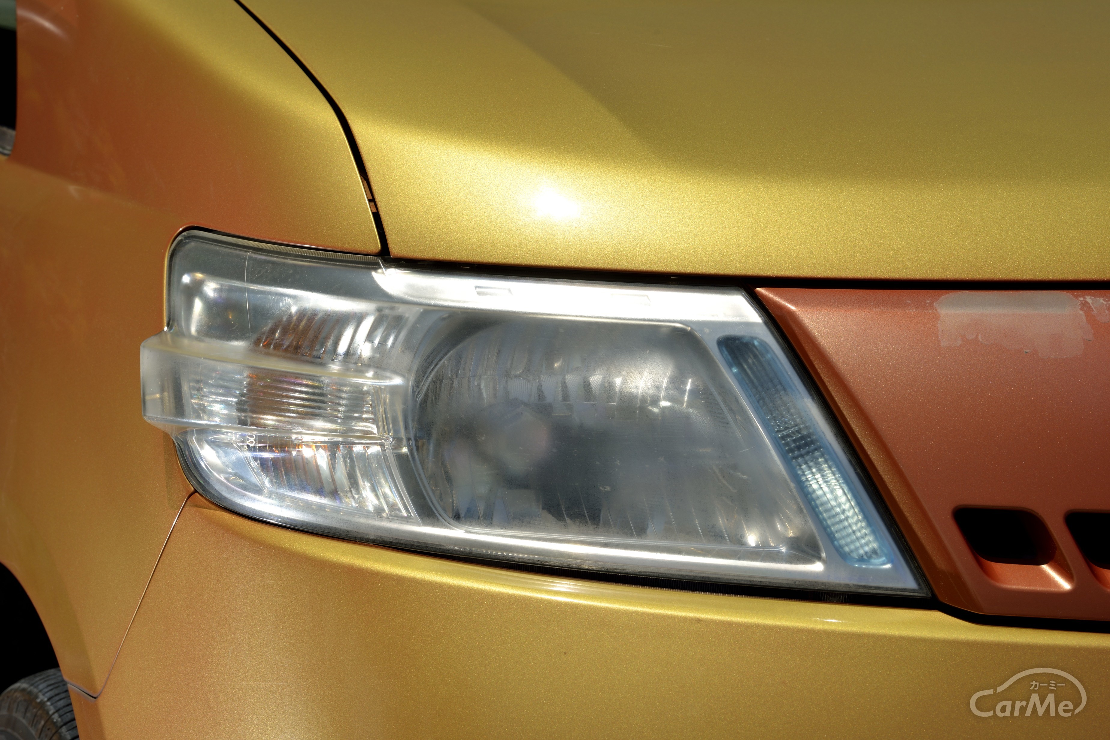 クルマのヘッドライトカバーは黄ばみで車検通らない！？原因と対策