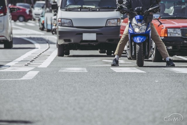 バイクや自転車のすり抜けでドアミラーに傷が！泣き寝入りするしかないの？