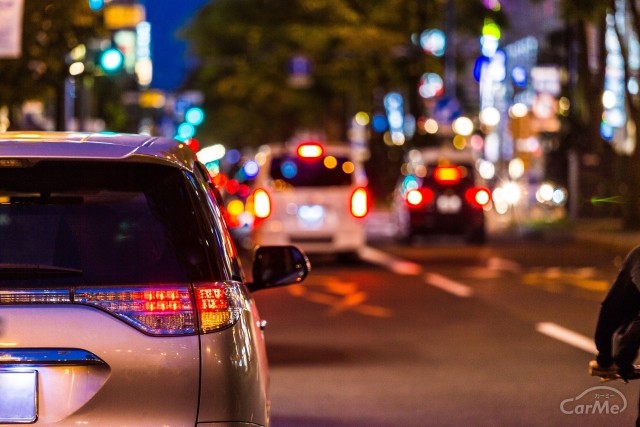違反になるの？夜間の信号待ちでヘッドライトを消している車