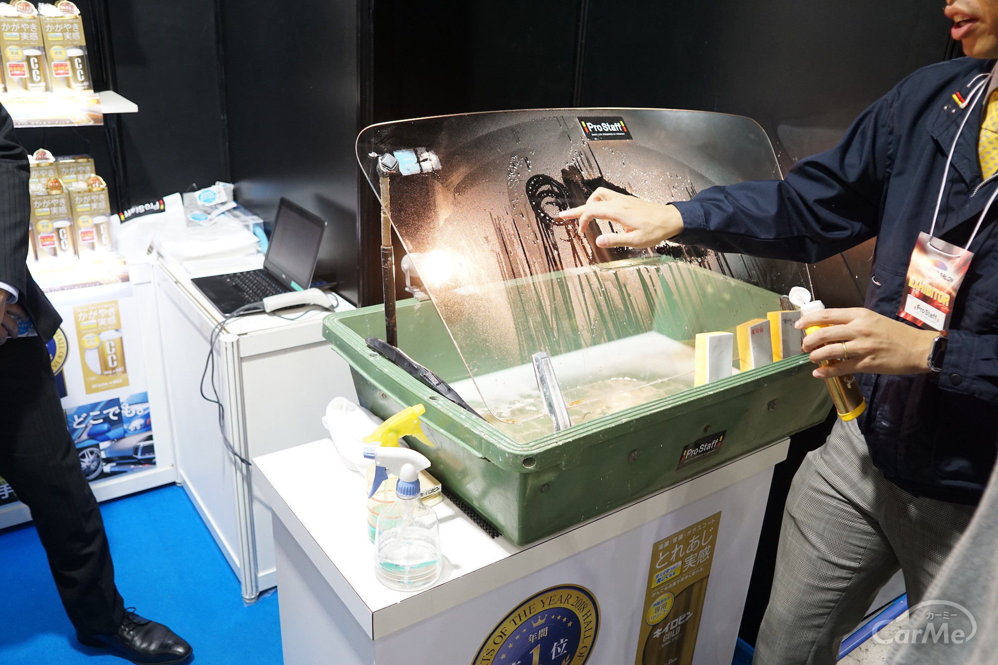キイロビンでおなじみのプロスタッフのブースでは油膜とりの実演が人気！東京オートサロン2019