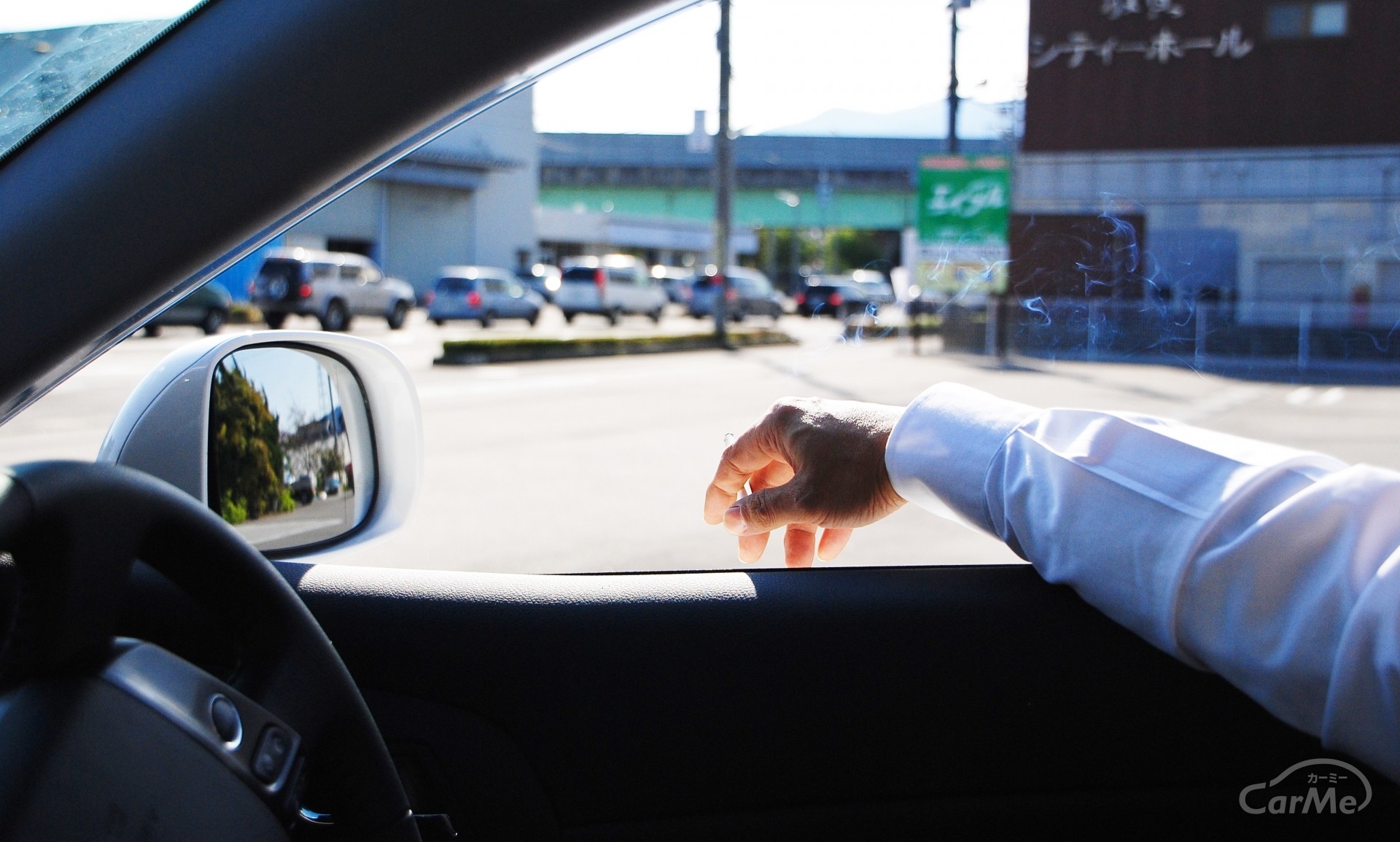 スマホの「ながら運転」が問題視！今後は運転中の喫煙も規制されるのか？