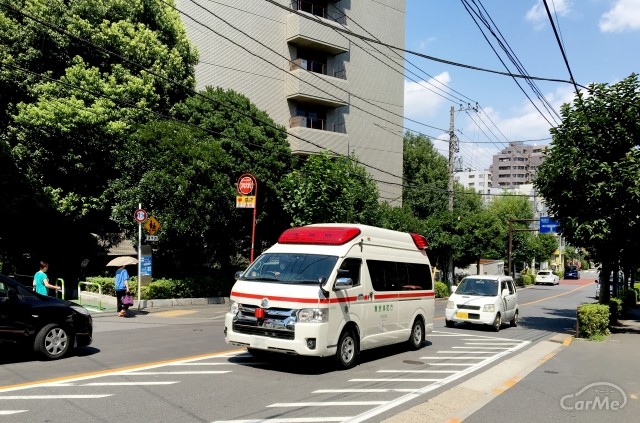 救急車・消防車などの緊急車両に、道を譲らないと違反になるの？