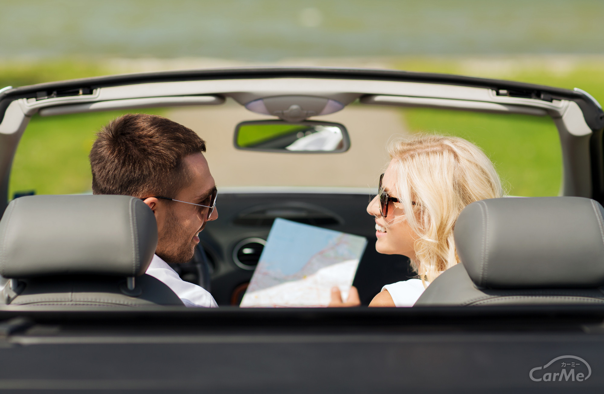 鋭い女性は、車内のいたるところで浮気を判断している!