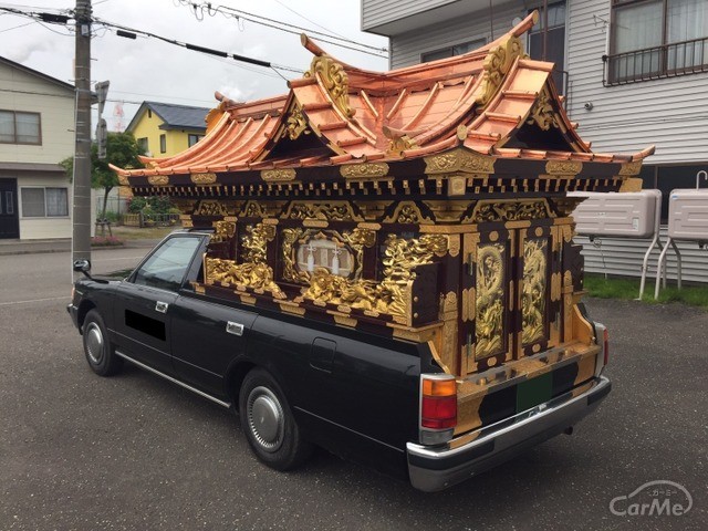 霊柩車の前で親指を隠す理由とは？