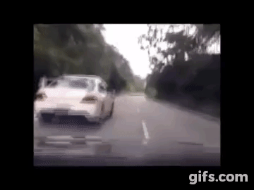 R34 GT-Rが峠で対向車線から、ガンガン車を追い越すキチガイ動画。