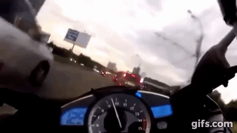 公道を250キロで無謀運転する YAMAHA R1 のすり抜けがえぐい。